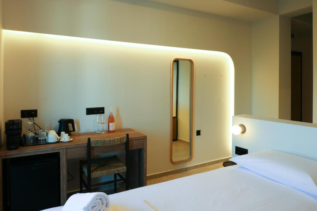 Uphill Unique Boutique Suites Skiathos Town Bagian luar foto